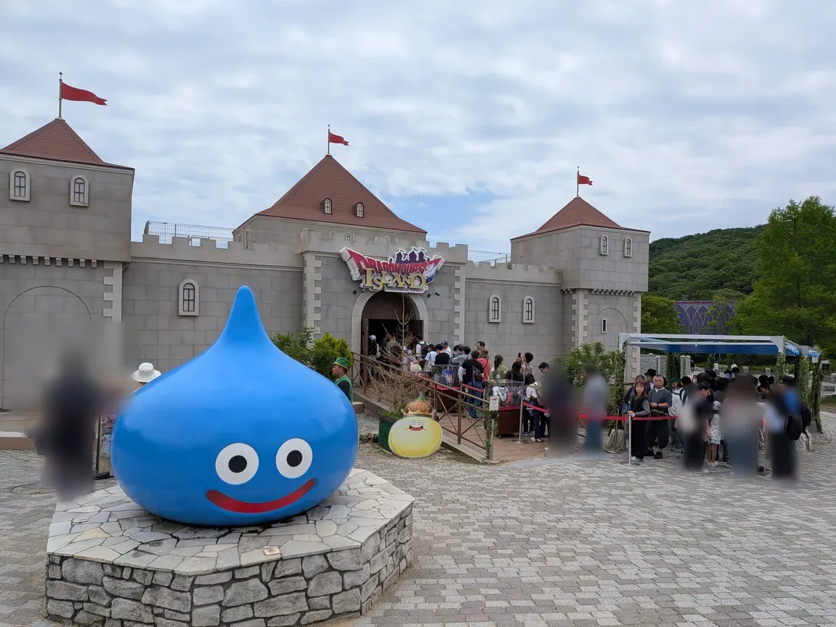 ドラゴンクエストアイランドの石造りの城と大きな青いスライムのオブジェ