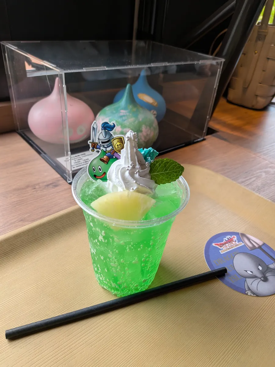 スライムが乗ったヘホイミ風メロンソーダ。緑色の炭酸ドリンク