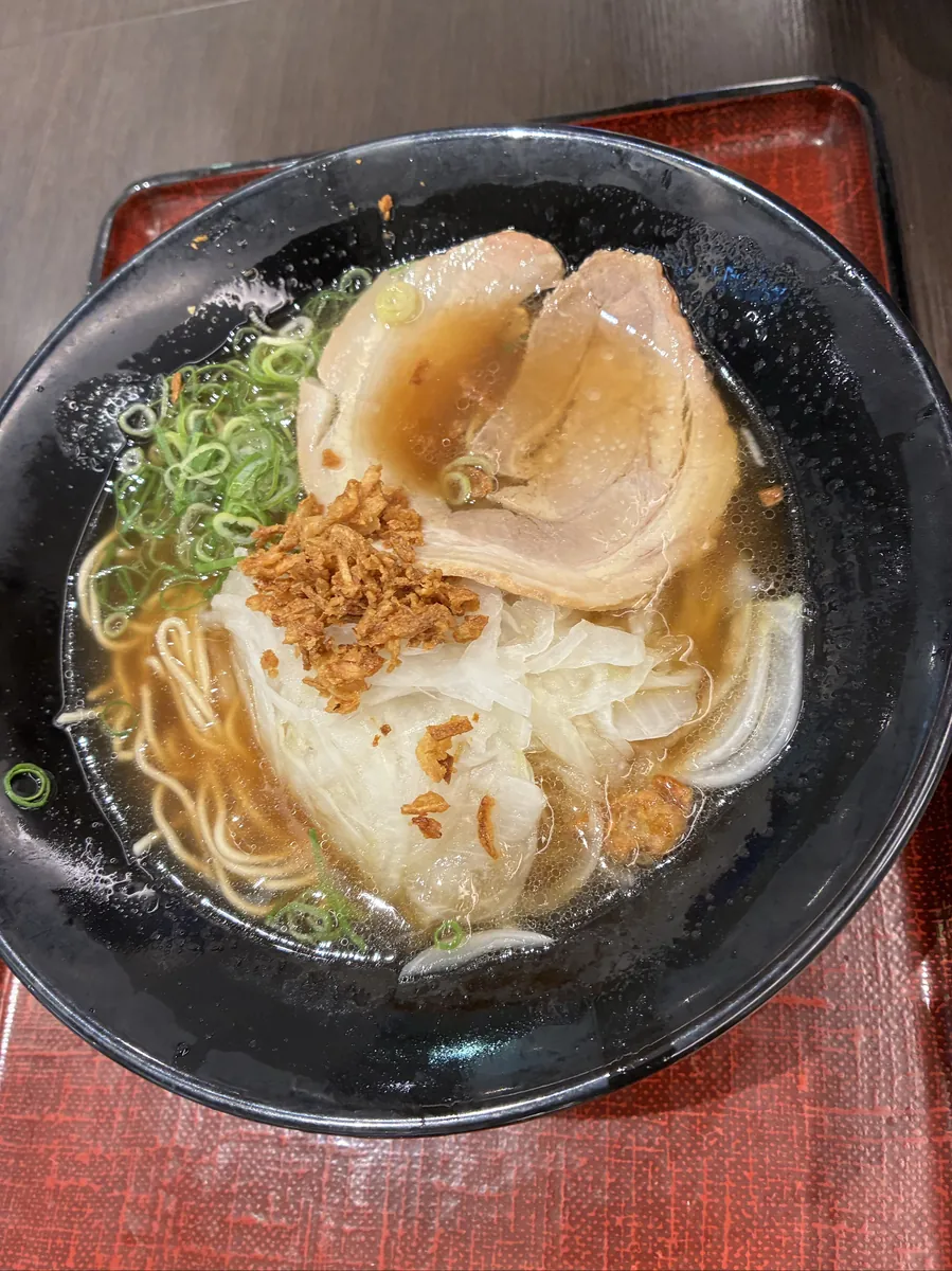 淡路島たまねぎラーメン（醤油）。チャーシューと青ねぎ、玉ねぎが溶け込んだあっさりスープ