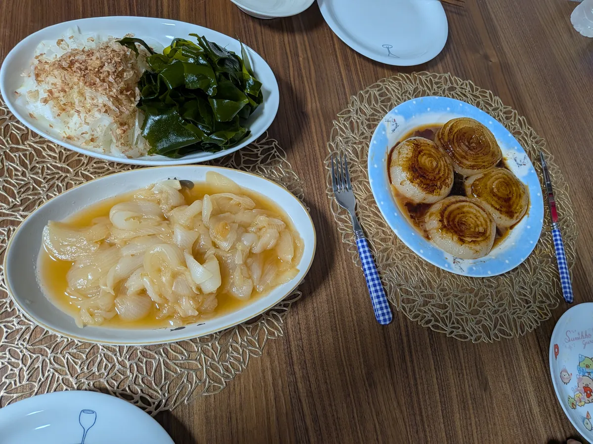 帰宅後の食卓に並んだオニオンスライスと玉ねぎステーキ