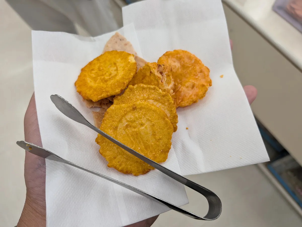 深紫外線LEDで殺菌される試食用トングと紙ナプキンの衛生ステーション