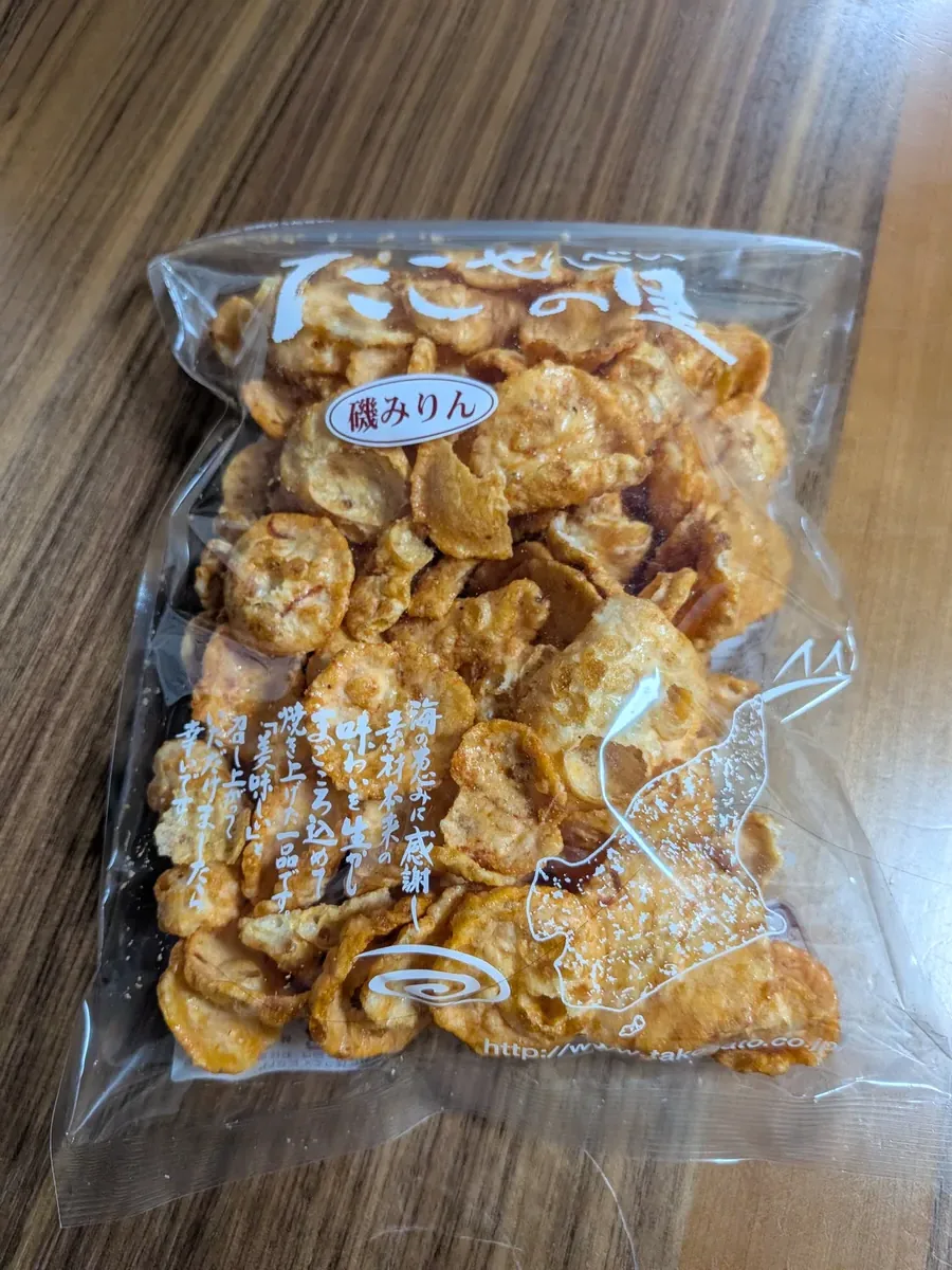 購入したたこせんべいの袋。机の上に置かれた揚げせんべい