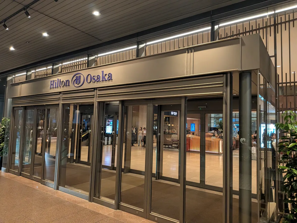ヒルトン大阪の入口外観。Hilton Osakaのサインが掲げられたエントランス