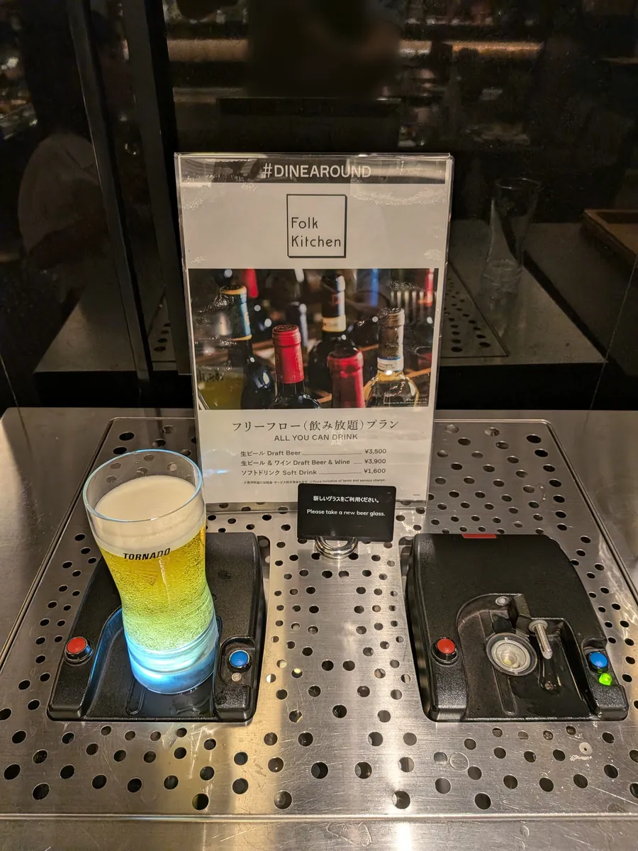 光りながら注がれるトルネードビール（ヒルトン大阪フォルクスキッチン）