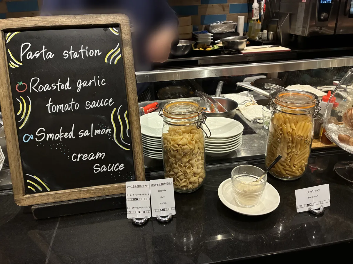 フォルクスキッチンのパスタステーションの黒板メニューとパスタの瓶
