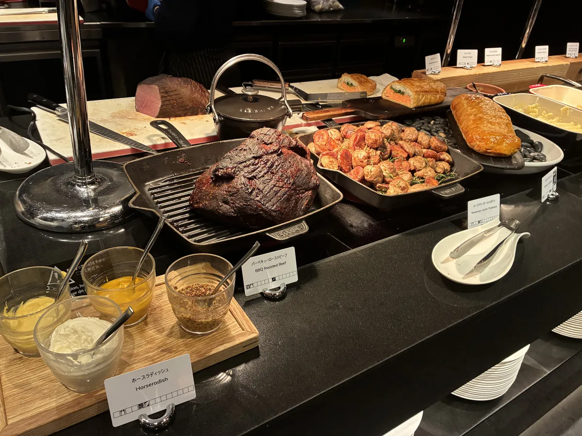 ローストビーフなどを目の前で切り分けるカービングステーション