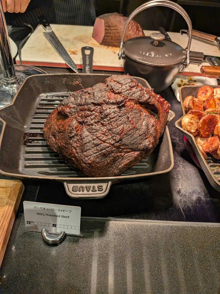 鋳物鍋に盛られた大きなローストビーフ（ヒルトン大阪フォルクスキッチン）