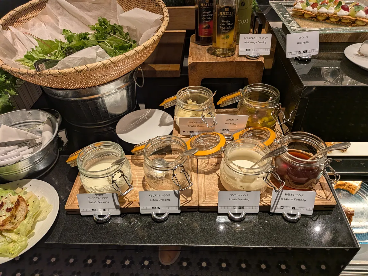 数種類のドレッシングが瓶で並ぶコーナー