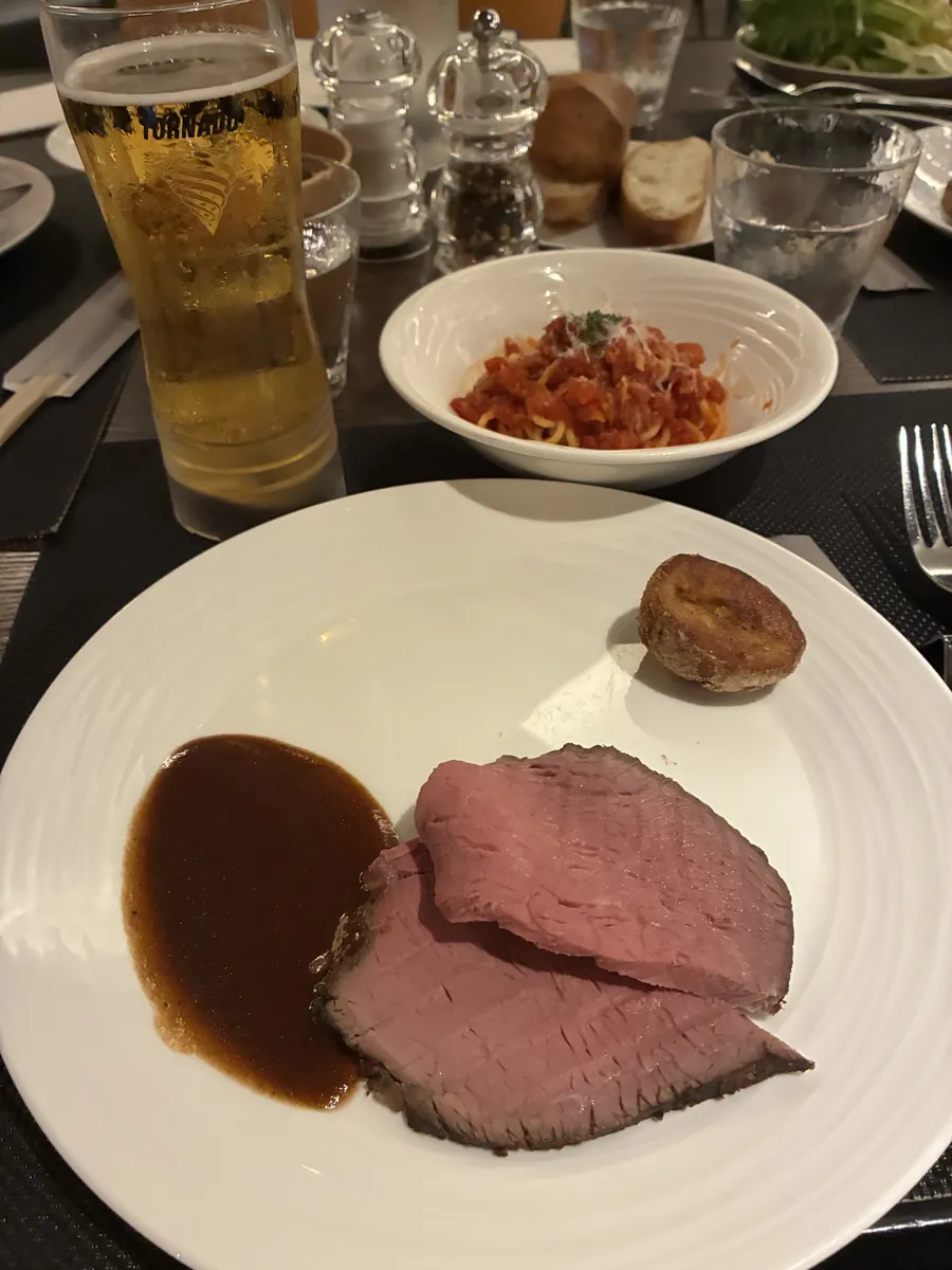 ローストビーフとヨークシャープディングの一皿(ヒルトン大阪フォルクスキッチン)