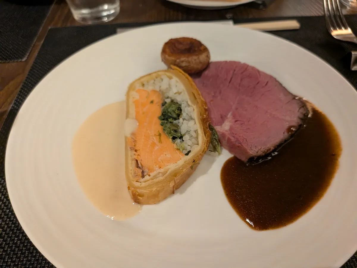 ローストビーフとサーモンのパイ包みを盛り付けた一皿