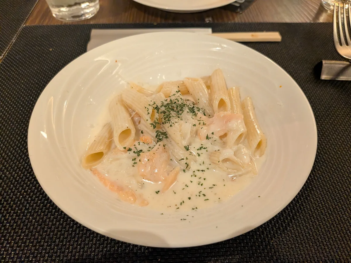 スモークサーモンのクリームソースパスタ