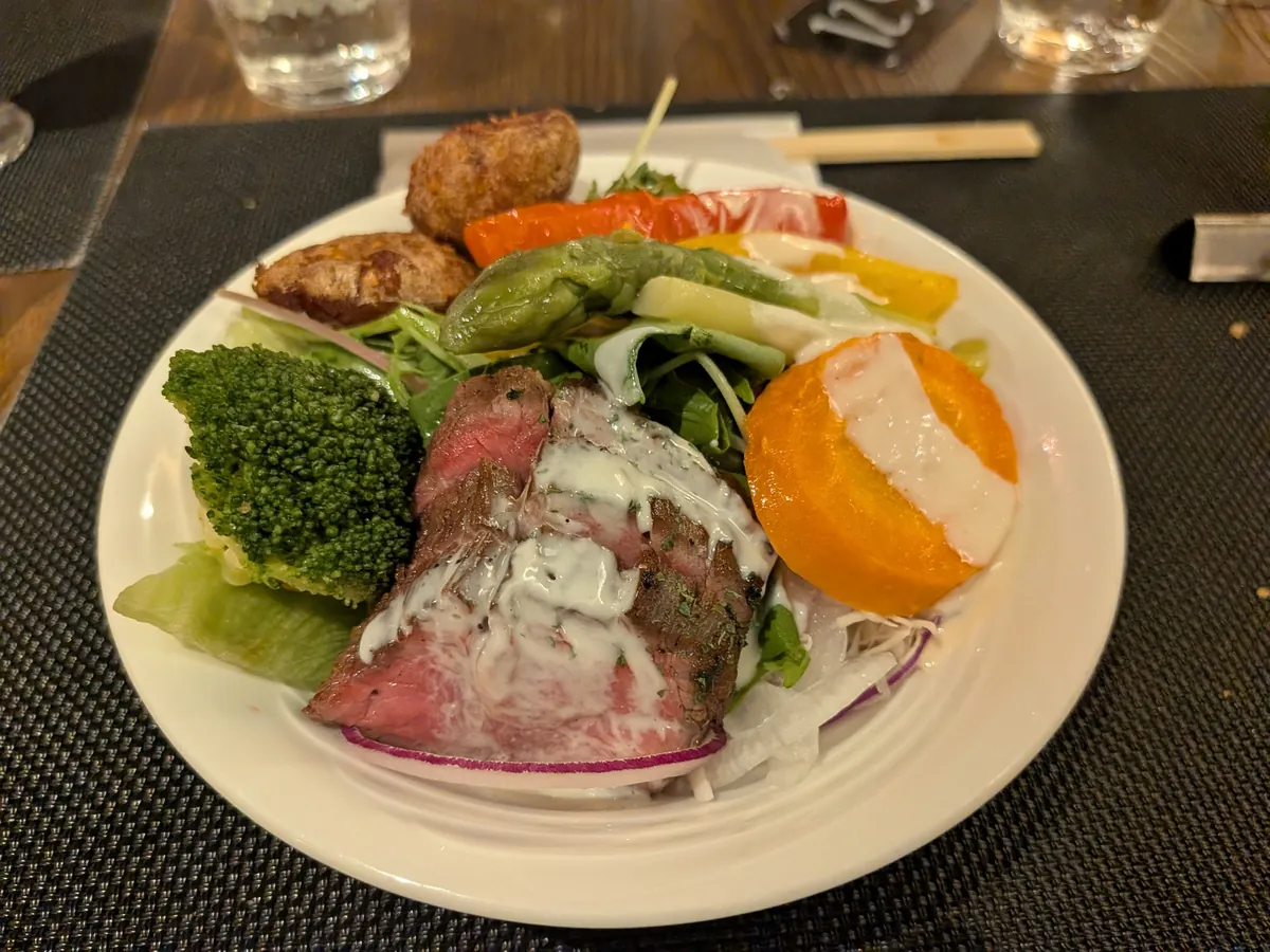 ローストビーフと彩り野菜を盛り合わせたワンプレート