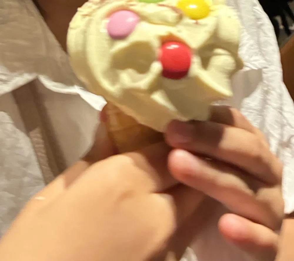 自分でマーブルチョコをトッピングしたソフトクリーム