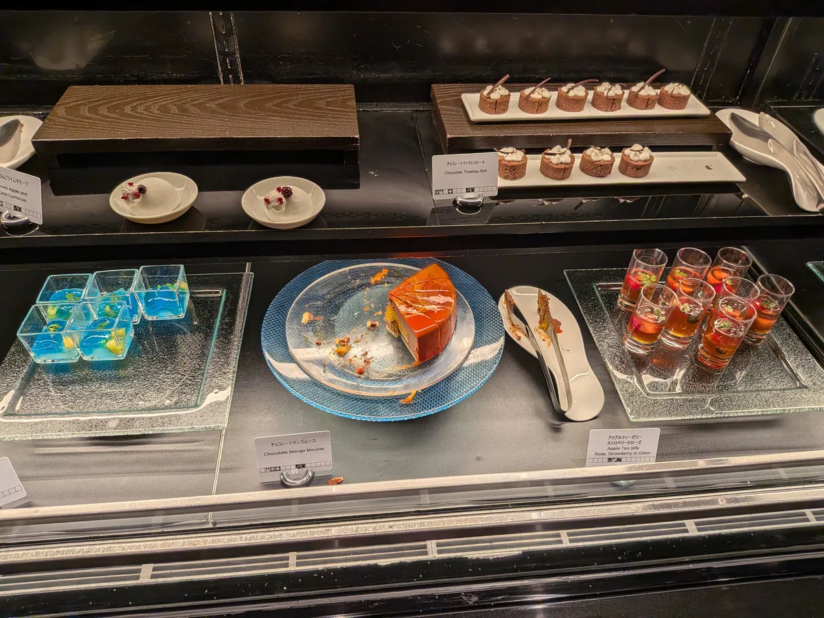 ゼリーやパフェが並ぶデザートのショーケース