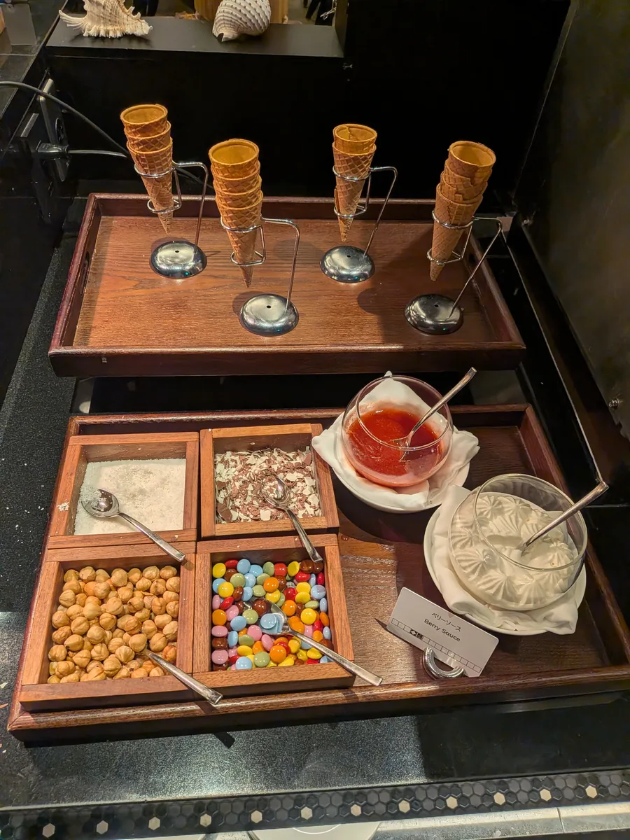 ソフトクリームとトッピングが選べるデザートコーナー