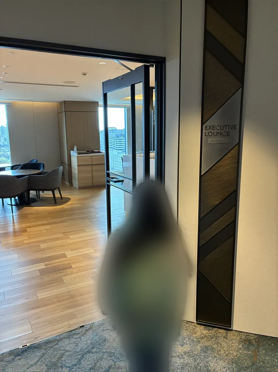 ダブルツリーbyヒルトン大阪城20階エグゼクティブラウンジの入口。EXECUTIVE LOUNGEのサインと木目の壁、奥に大きな窓と座席が見える