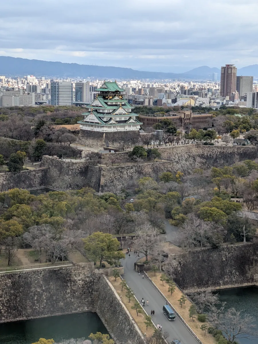 ホテルの高層階から見下ろした大阪城の天守閣とお濠、大阪の街並み