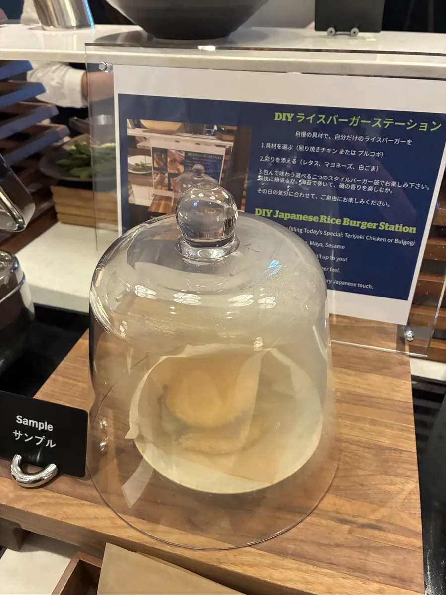 DIYライスバーガーステーションの案内とガラスドームのサンプル。照り焼きチキンやプルコギを選んで自分で包める