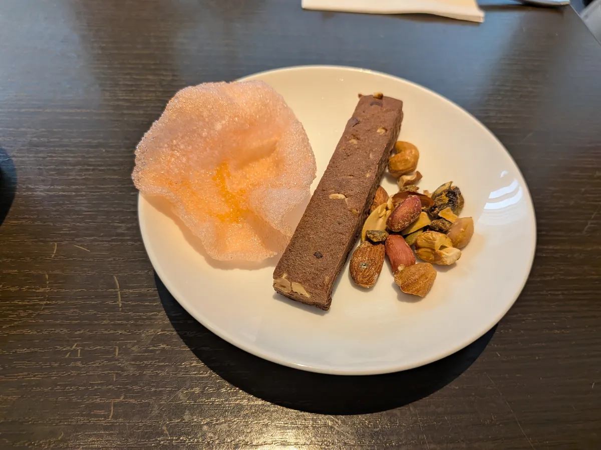 アフタヌーンティーの実食プレート（海老せんべい・ソイバー・ミックスナッツ）
