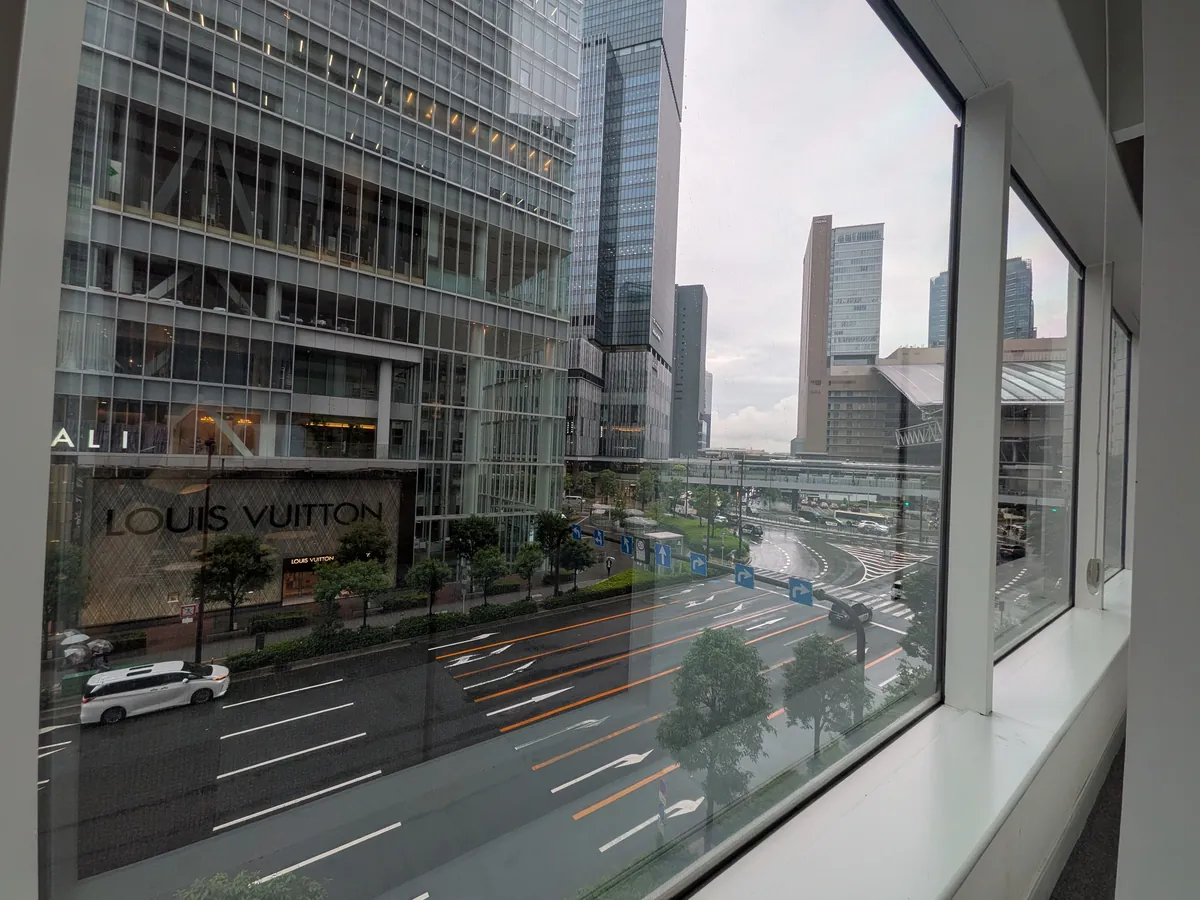 ヒルトン大阪エグゼクティブラウンジの窓から見える大阪市街地（梅田・グランフロント方面）