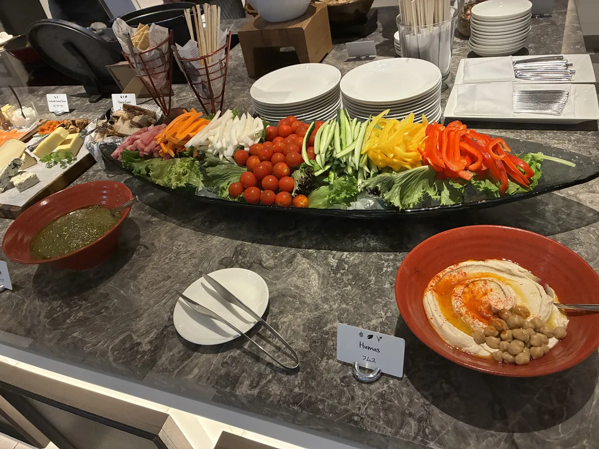ヒルトン大阪ラウンジ カクテルタイム 生野菜プラッター フムス アボカドディップ
