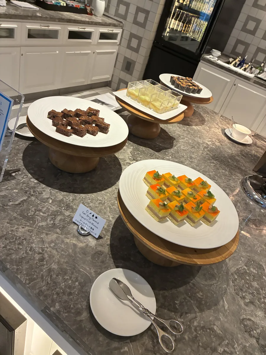 ヒルトン大阪ラウンジ カクテルタイム デザート ブラウニーとトロピカルフルーツムースケーキ