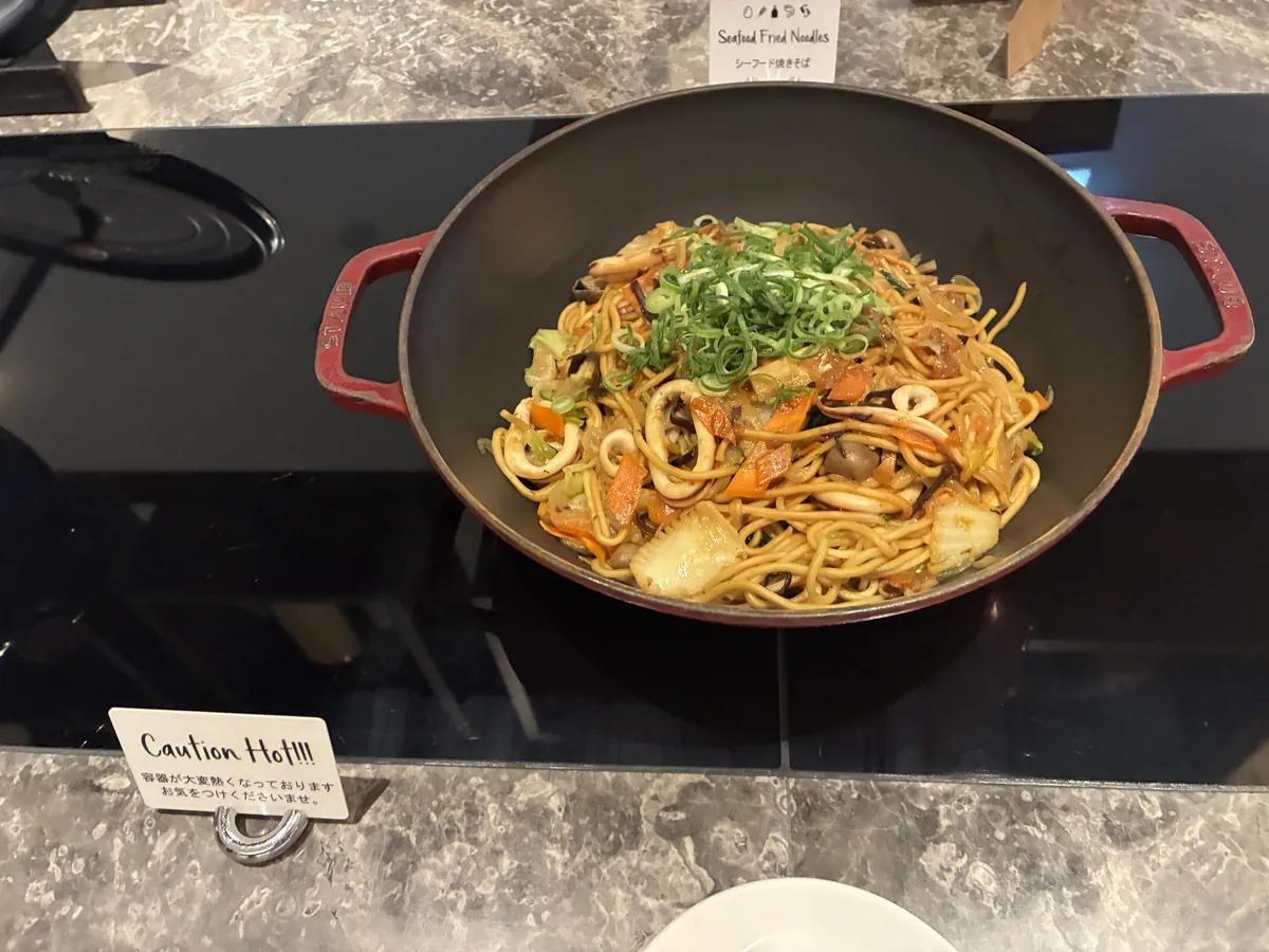 ヒルトン大阪ラウンジ カクテルタイム シーフード焼きそば