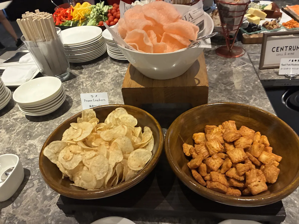 ヒルトン大阪ラウンジ カクテルタイム えびせん(Prawn Crackers)スモークサーモン