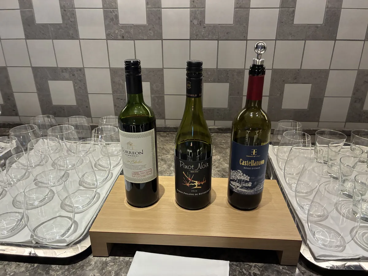ヒルトン大阪ラウンジ 赤ワイン Torreon Pinot Noir Castellanore