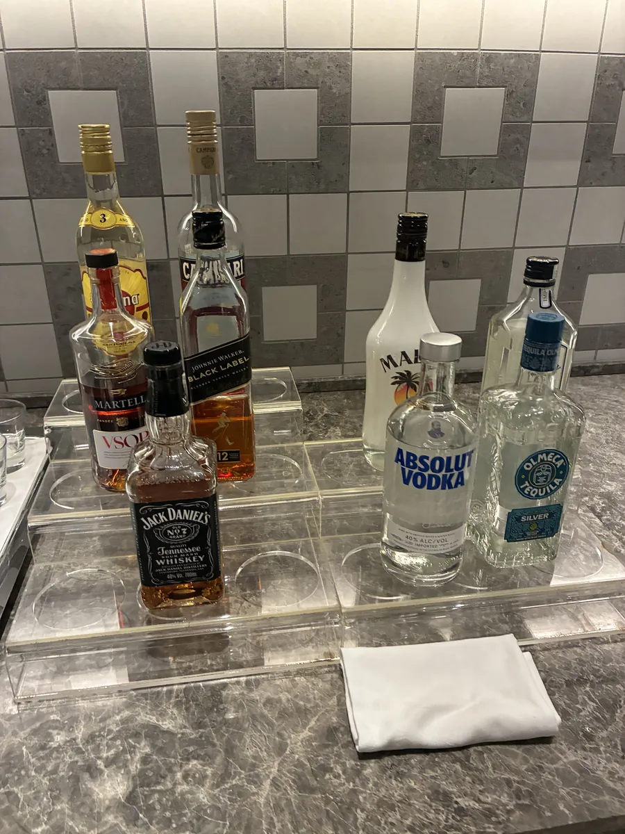 ヒルトン大阪ラウンジ カクテルタイム スピリッツコーナー Jack Daniel's Absolut Vodka