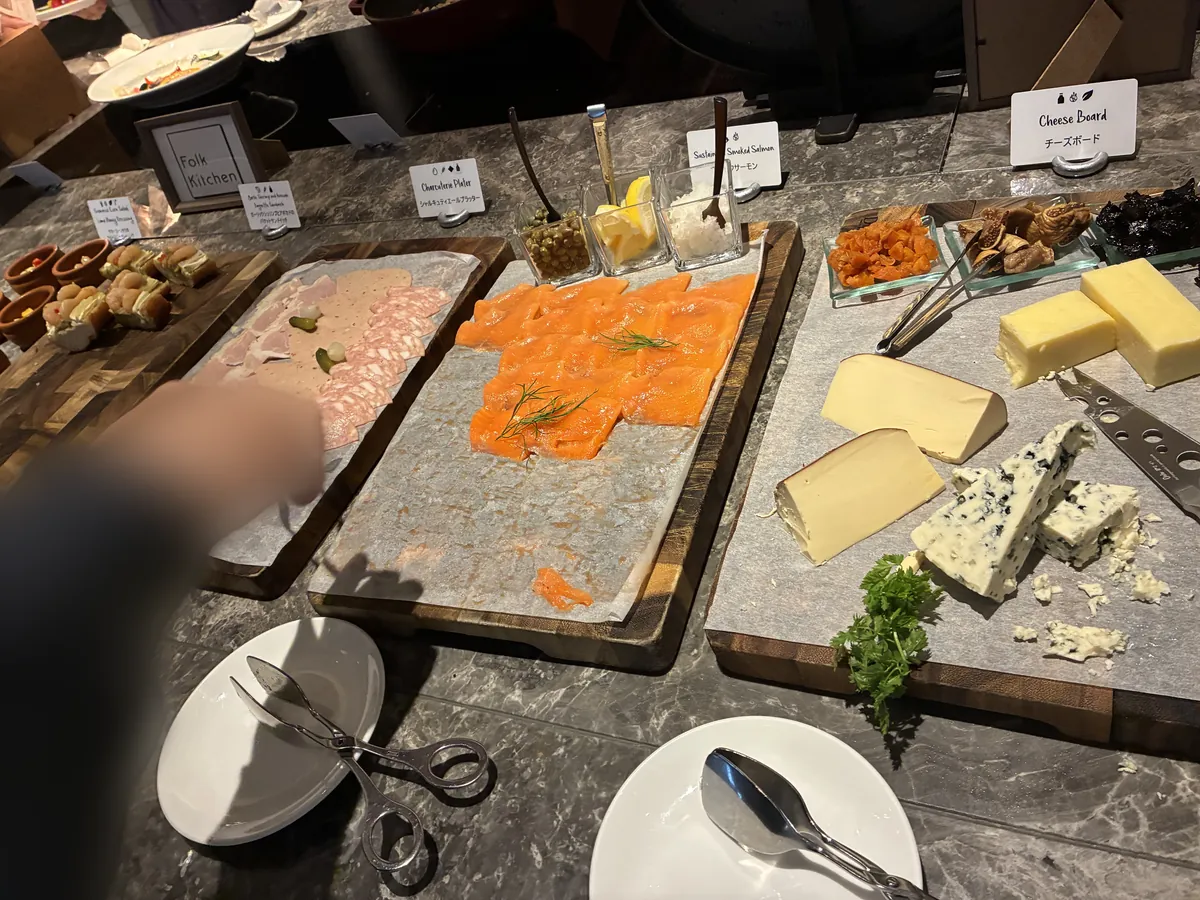 ヒルトン大阪ラウンジ カクテルタイム Folk Kitchen チーズボード スモークサーモン近景