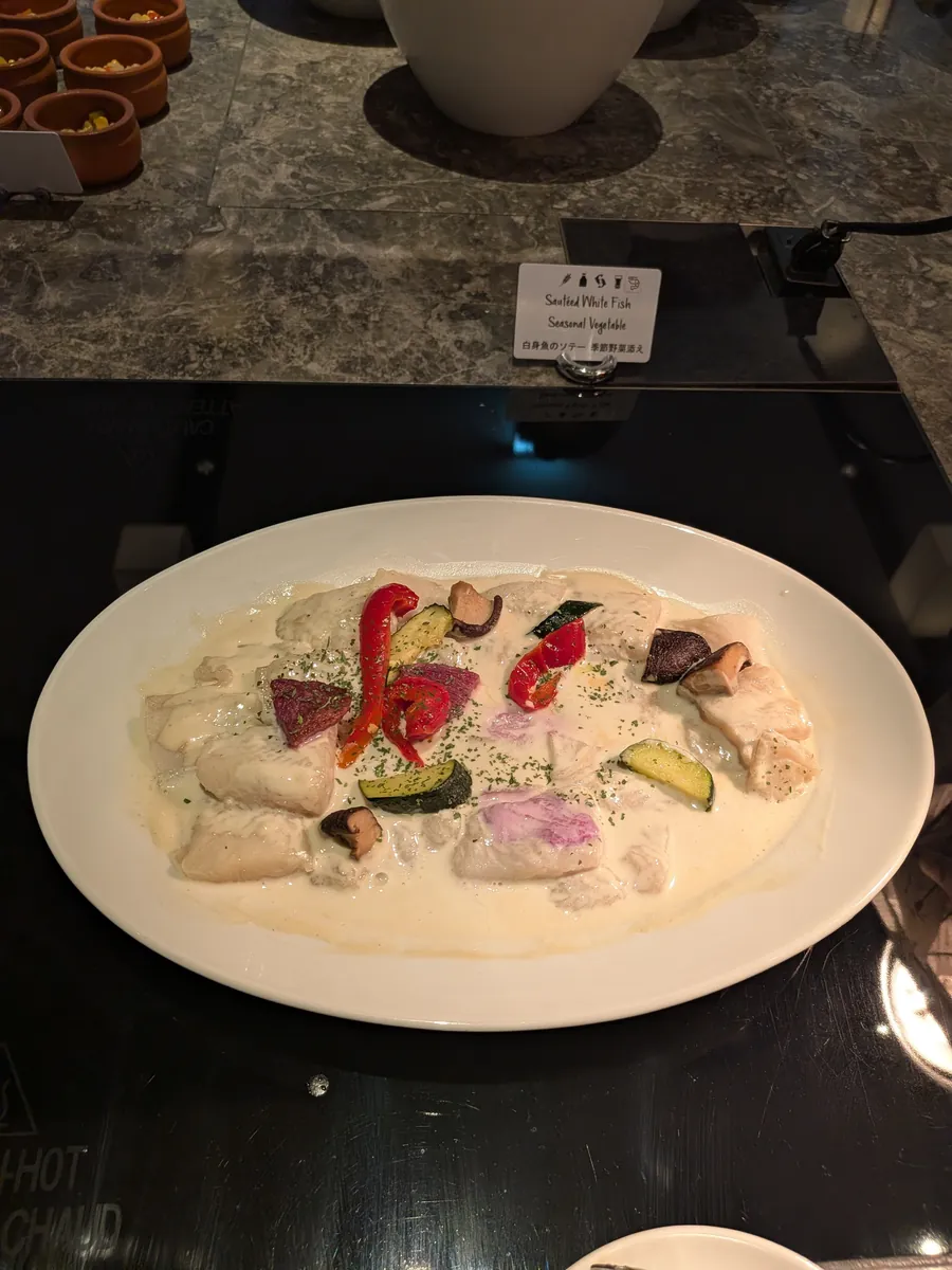 ヒルトン大阪ラウンジ カクテルタイム 白身魚のソテー季節野菜添え