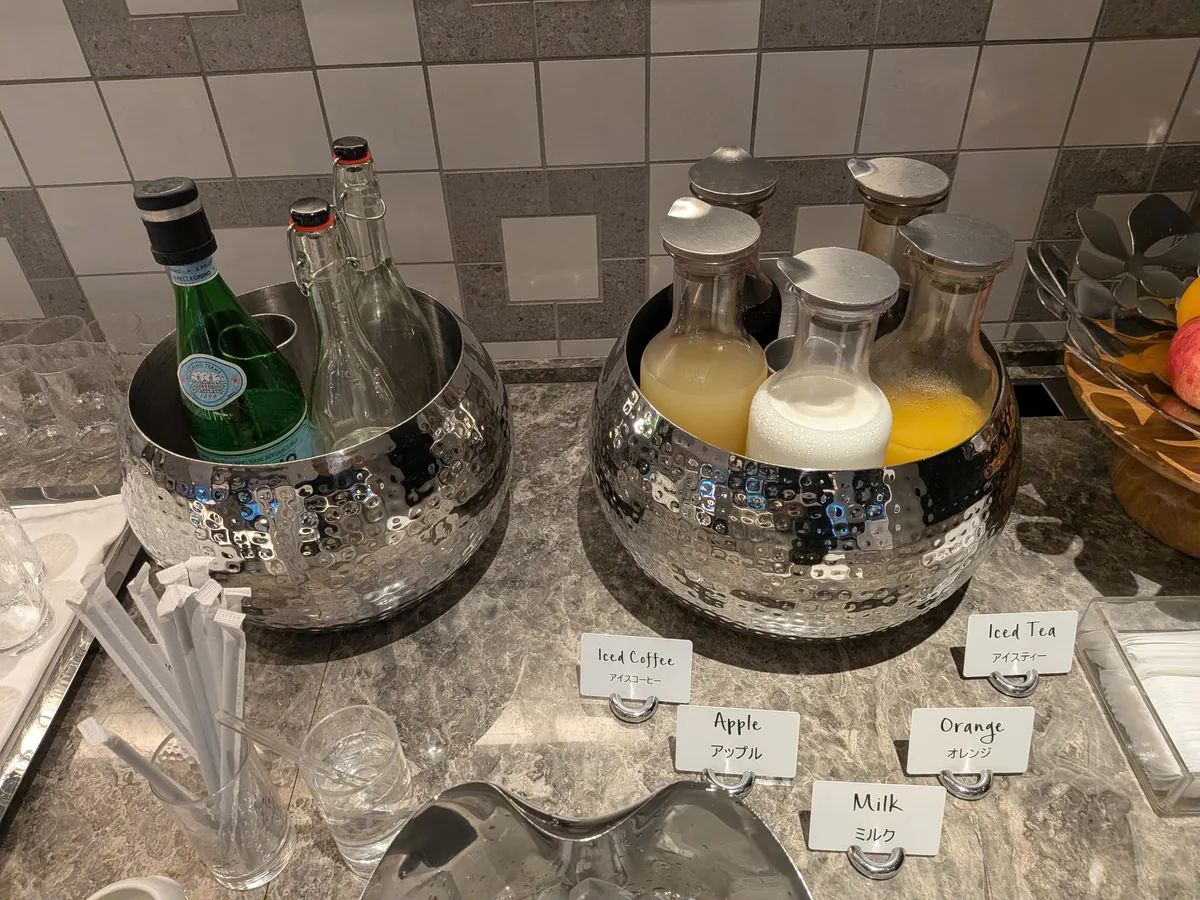 ヒルトン大阪ラウンジ カクテルタイム ソフトドリンク アイスコーヒー オレンジジュース アップル