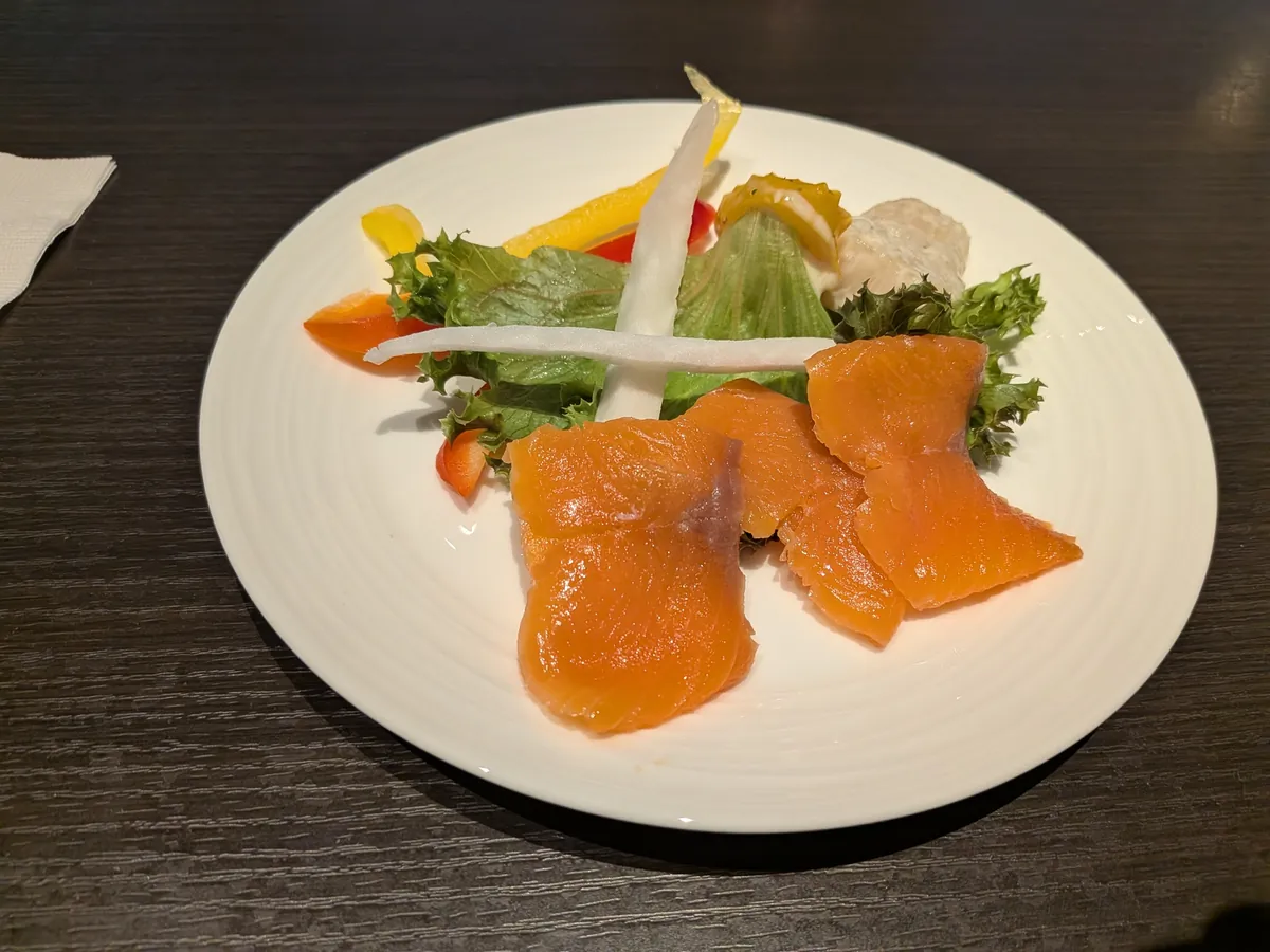 ヒルトン大阪ラウンジ カクテルタイム スモークサーモンと野菜の実食プレート