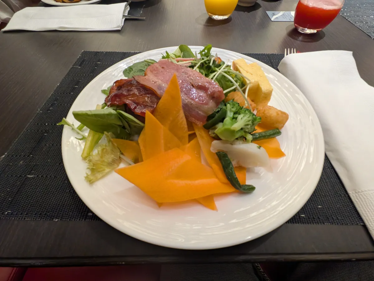 ヒルトン大阪フォルクスキッチン 実食前菜プレート 生ハム 野菜 チーズ ポーチドエッグ