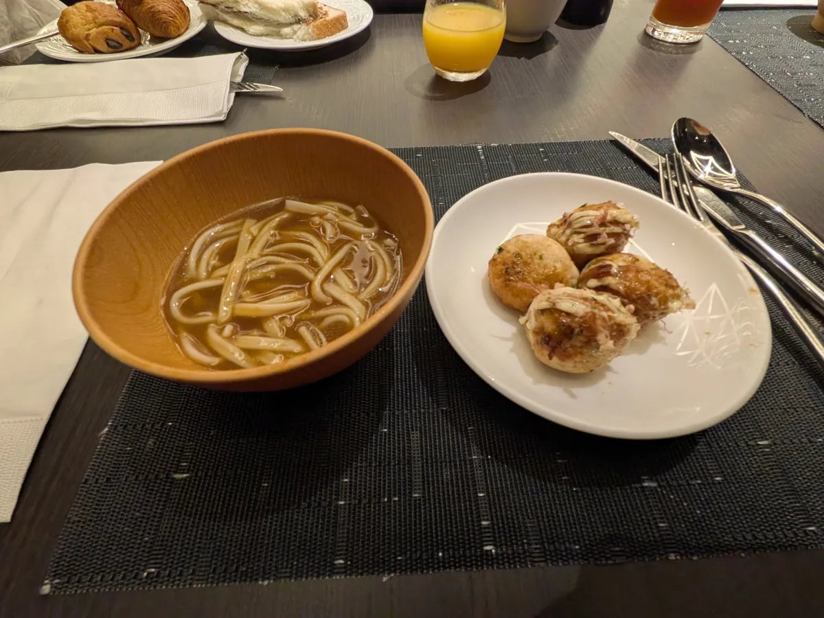 ヒルトン大阪フォルクスキッチン 実食テーブル うどん 唐揚げ クロワッサン