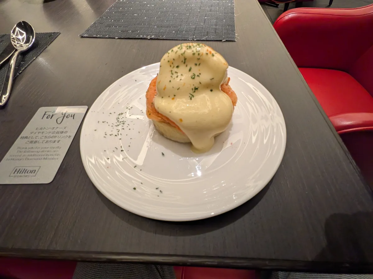 ヒルトン大阪フォルクスキッチン エッグベネディクト サーモン ホルランデーズソース 黒胡椒