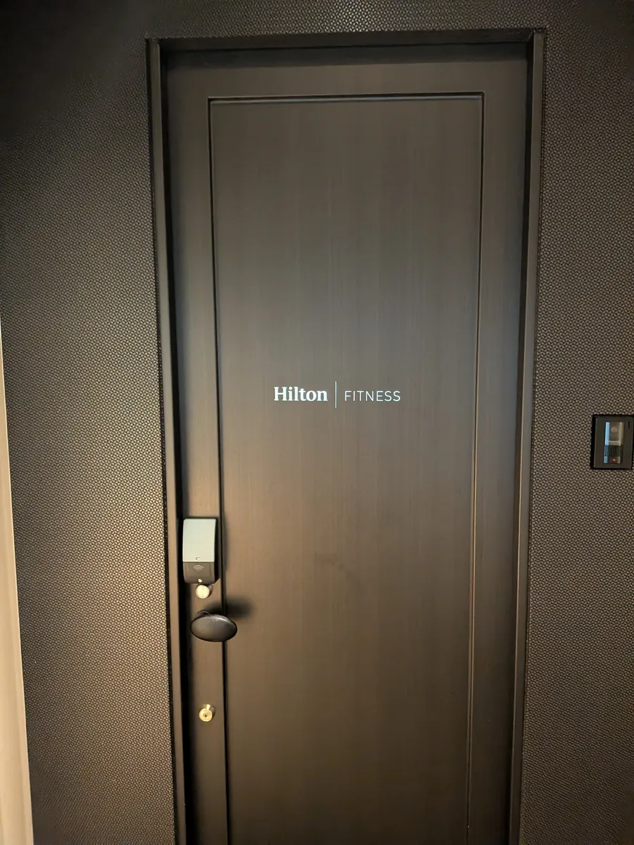 ヒルトン大阪 Hilton Fitness 入口ドア ルームキー認証