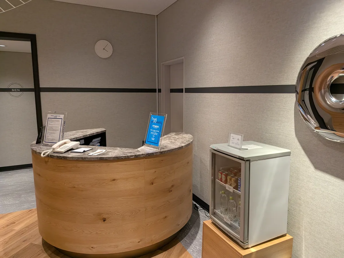 ヒルトン大阪 Hilton Fitness 受付カウンター POCARI ドリンク冷蔵庫 フロントデスク