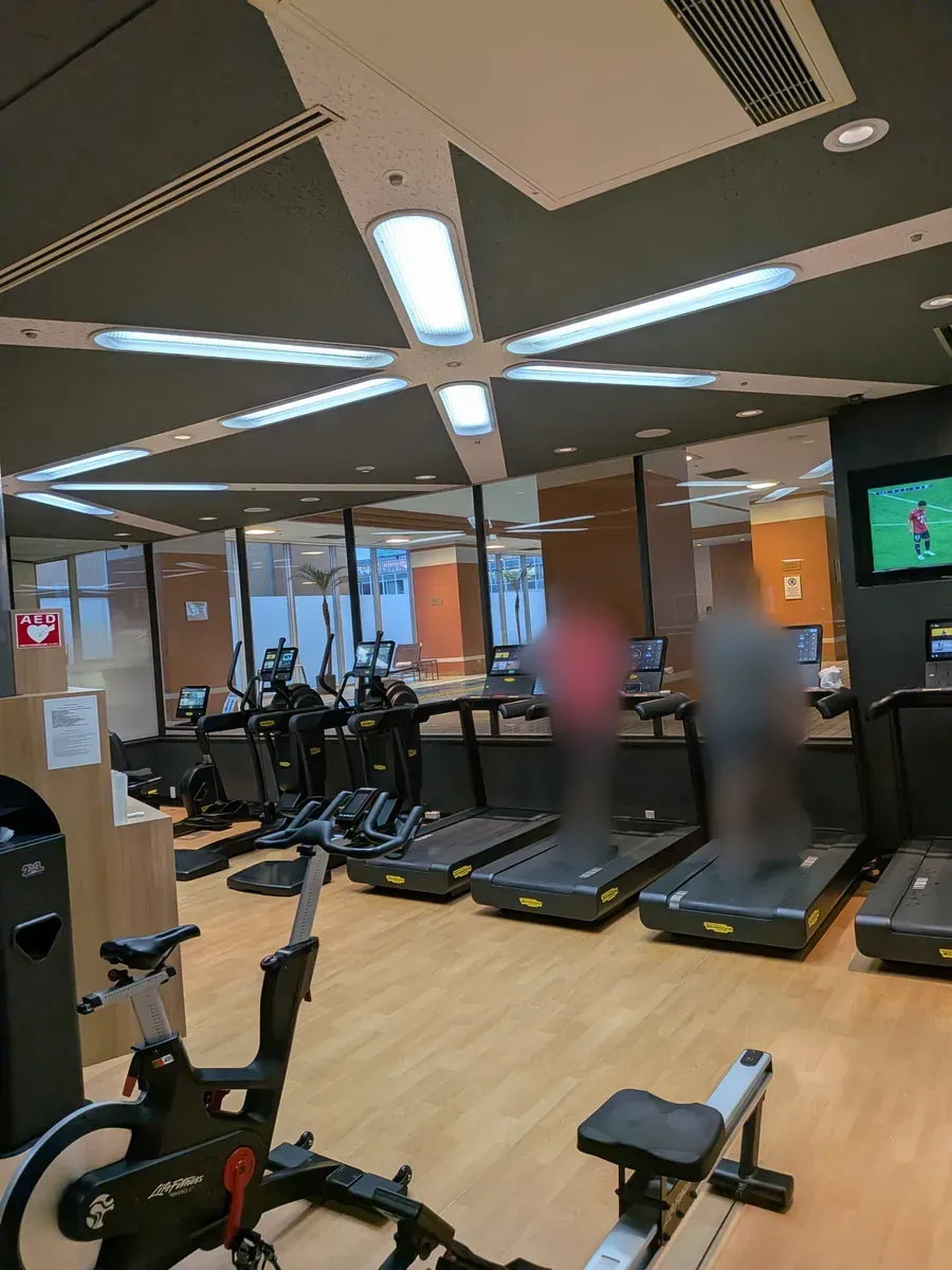 ヒルトン大阪 Hilton Fitness ジム室内 トレッドミル バイク Life Fitness モニターTV