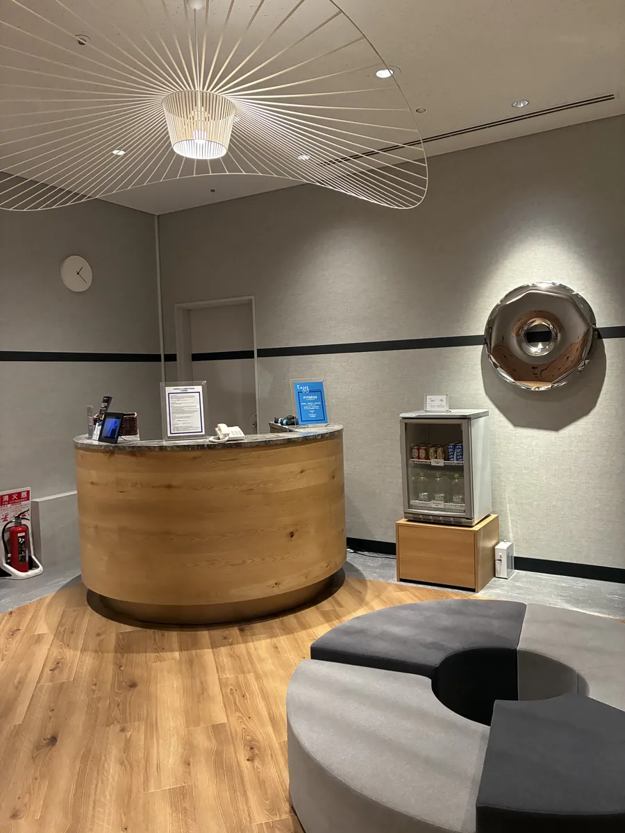 ヒルトン大阪 Hilton Fitness フィットネス受付エントランス ラウンジ照明