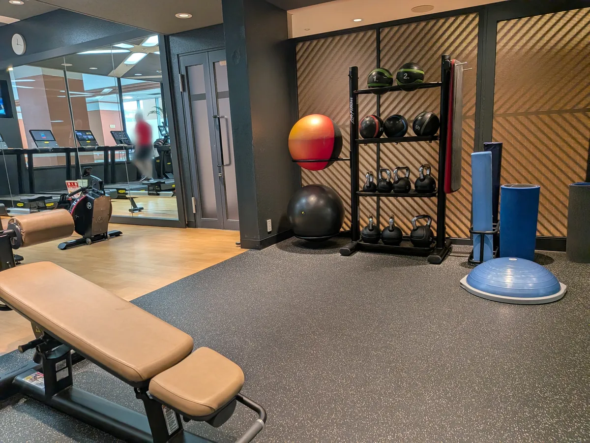ヒルトン大阪 Hilton Fitness フリーウェイトエリア ケトルベル メディシンボール ベンチ BOSU