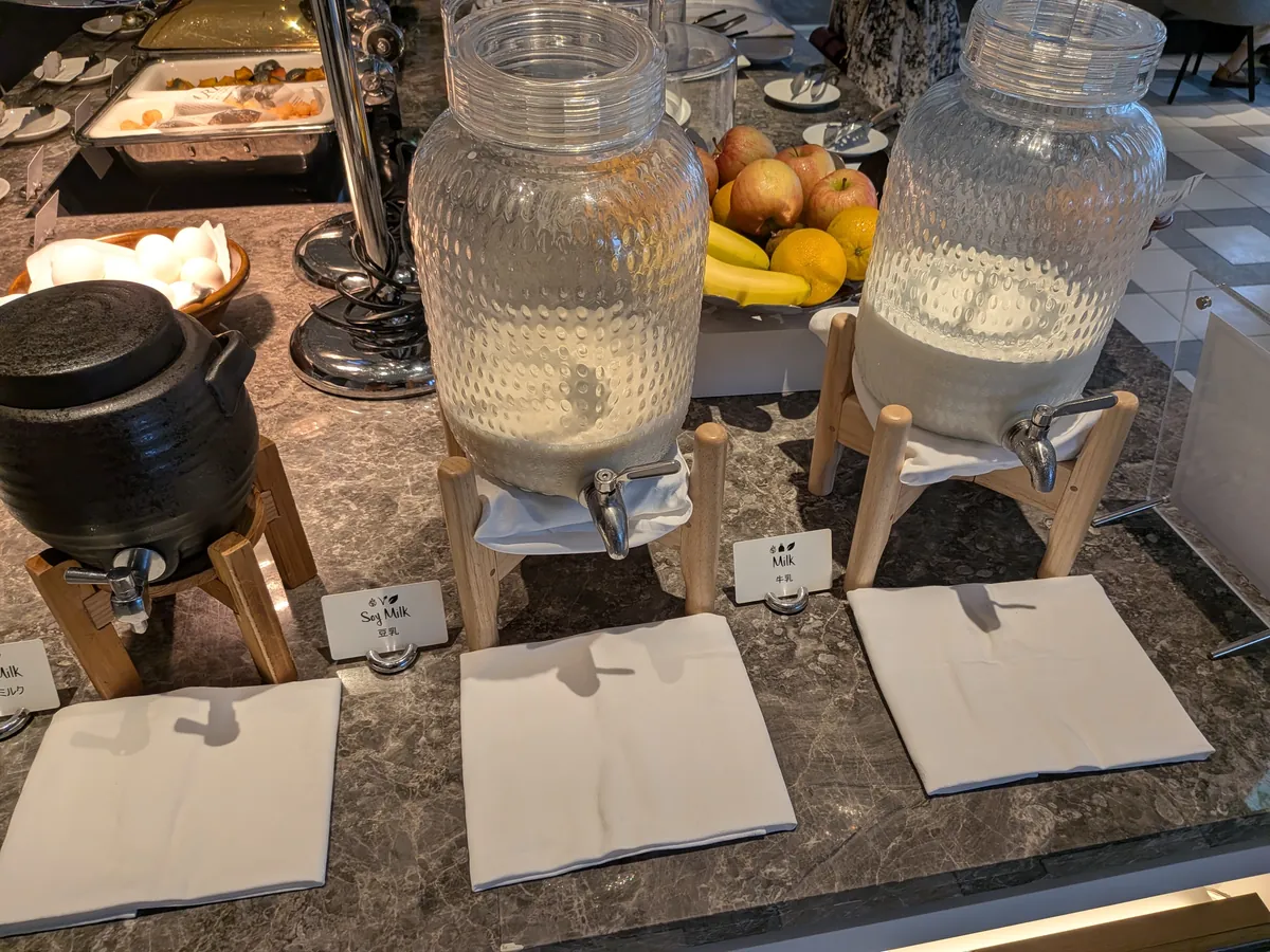 ヒルトン大阪ラウンジ 朝食フルーツコーナー リンゴ バナナ オレンジ ディスペンサー
