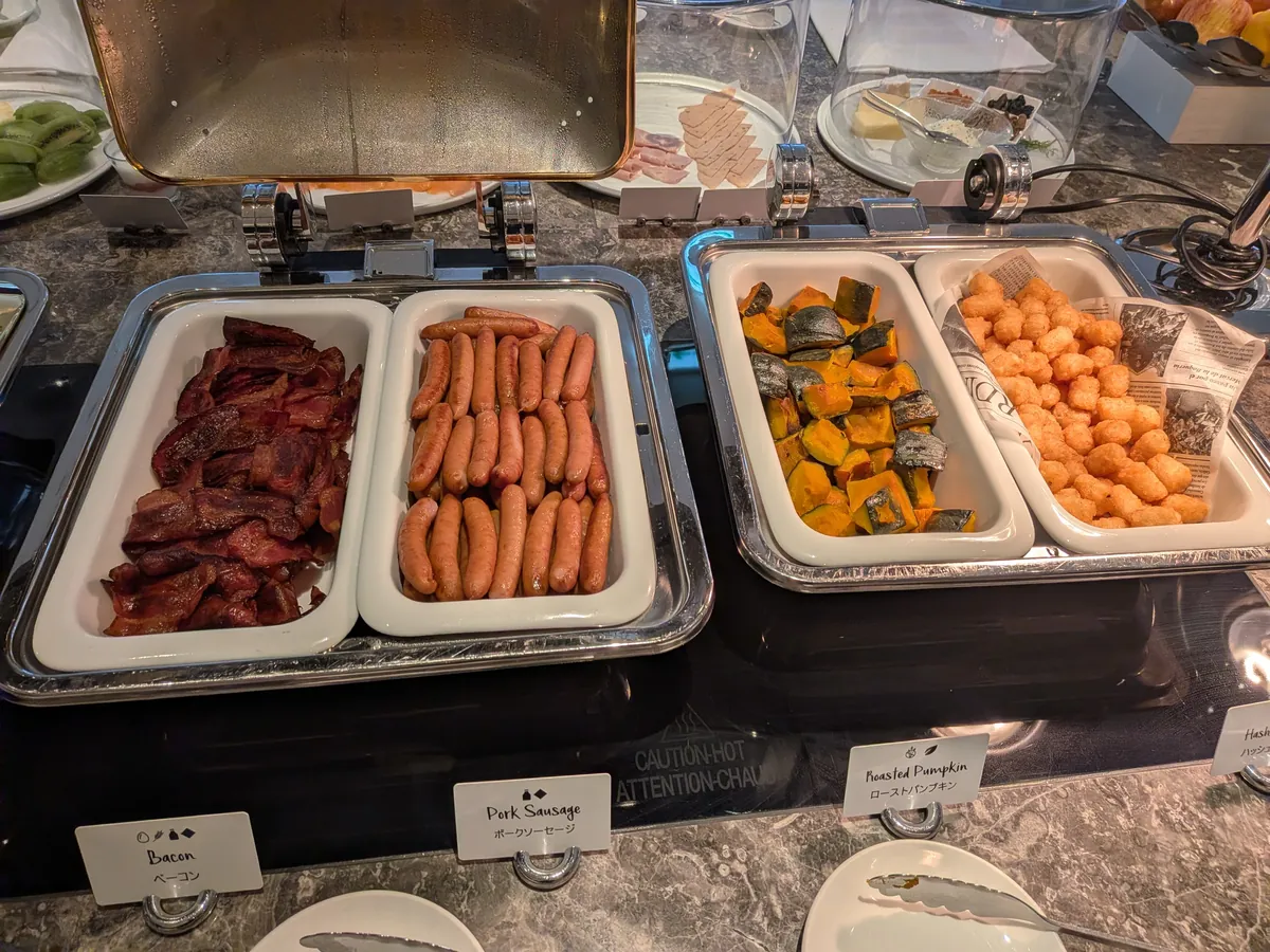 ヒルトン大阪ラウンジ 朝食ホットメニュー ベーコン ポークソーセージ かぼちゃ焼き