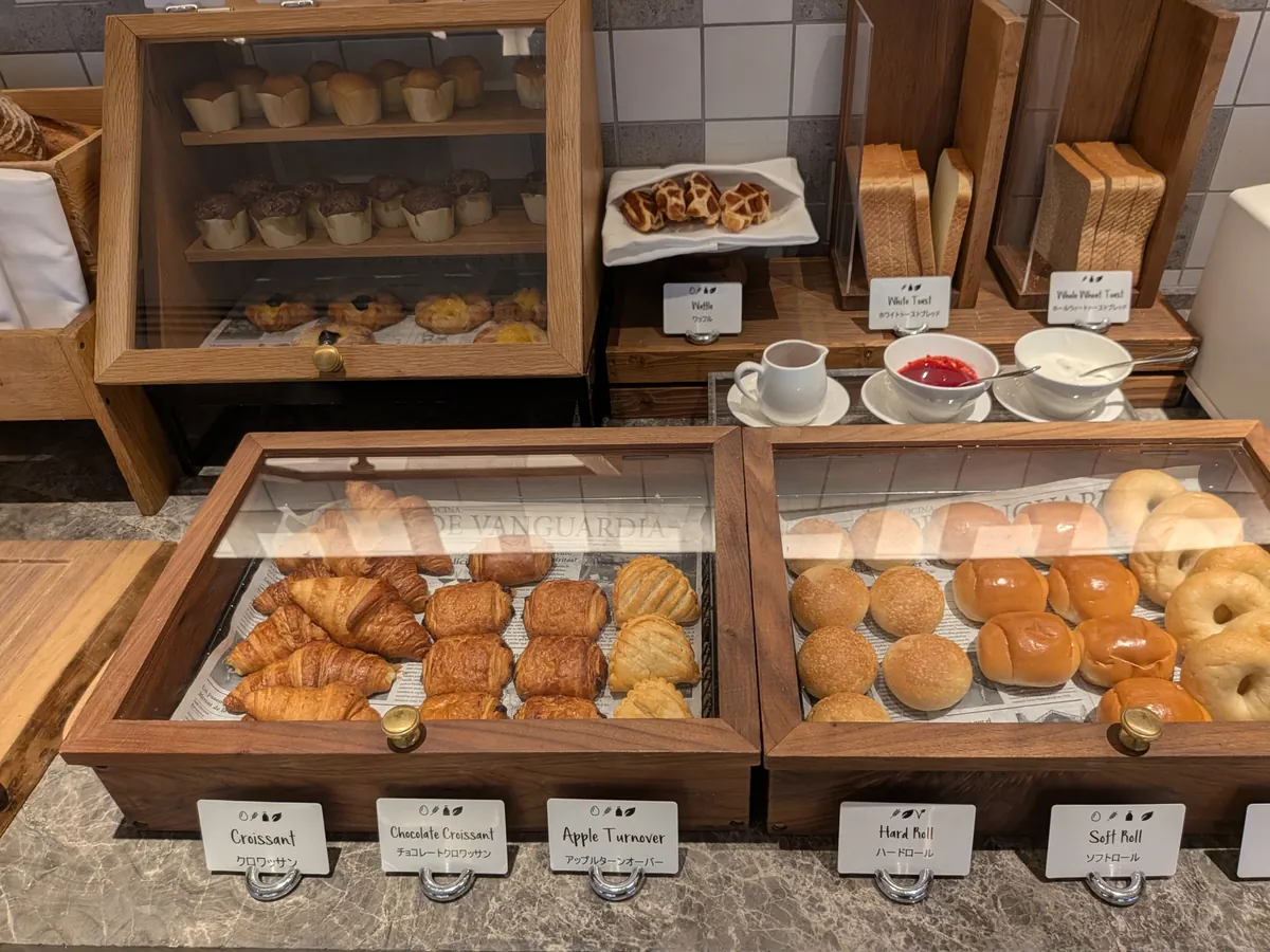 ヒルトン大阪ラウンジ 朝食パン・ペストリーコーナー クロワッサン アップルターノーバー各種パン