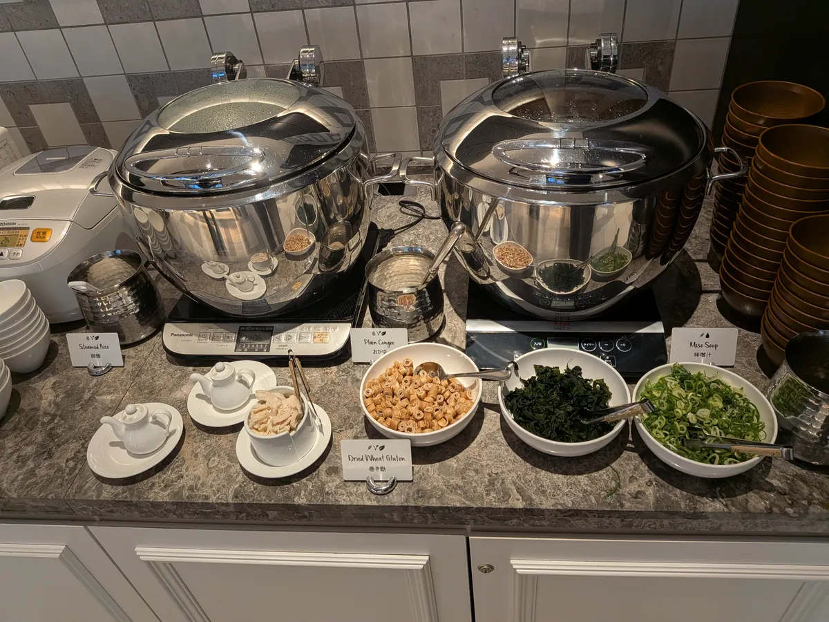 ヒルトン大阪ラウンジ 朝食アジアンコーナー お粥 スープ 麺 ナッツ 海苔 ネギ 薬味