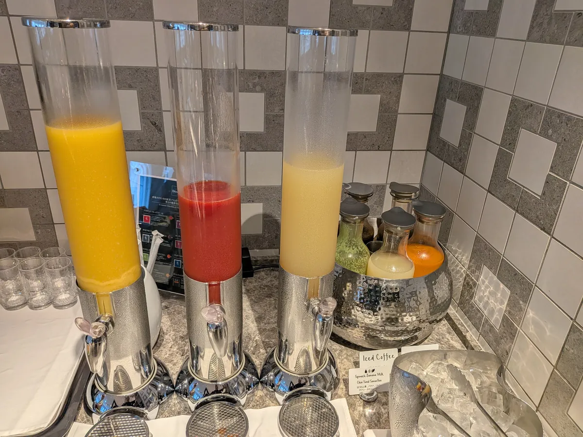 ヒルトン大阪ラウンジ 朝食ジュースディスペンサー オレンジジュース クランベリー アップルジュース アイスコーヒー