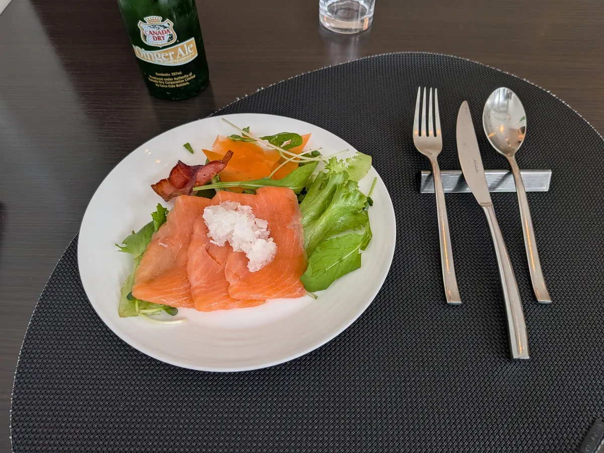 ヒルトン大阪ラウンジ 朝食実食プレート スモークサーモン ベーコン グリーンサラダ オレンジ