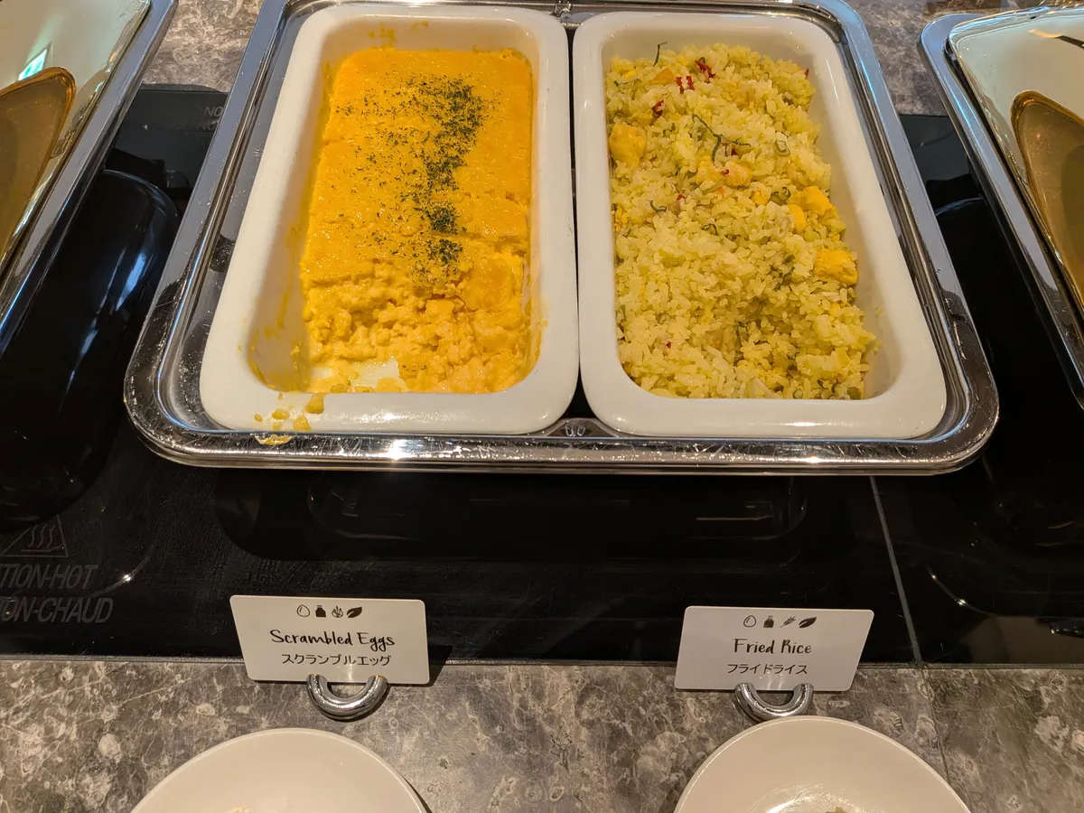 ヒルトン大阪ラウンジ 朝食 スクランブルエッグとフライドライス 保温容器