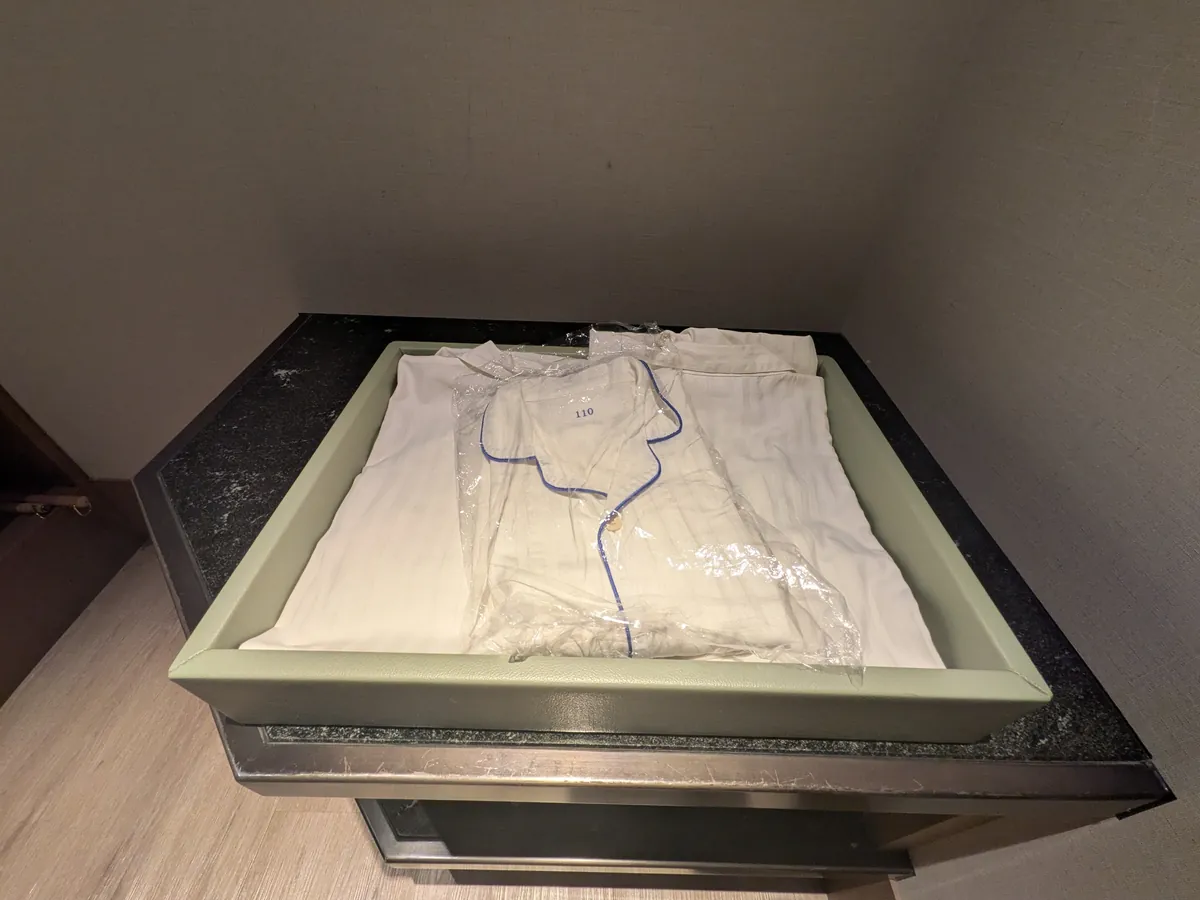 ラゲッジラックに置かれた子供パジャマ（110サイズ）